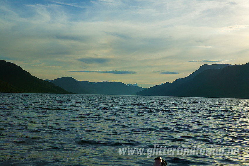 Sommerkveld på Bygdin med utsikt vestover bl.a. mot den markante Galdebergodden. Spissen på Hjelldalstinden og Falketind kan også skimtes i det fjerne.