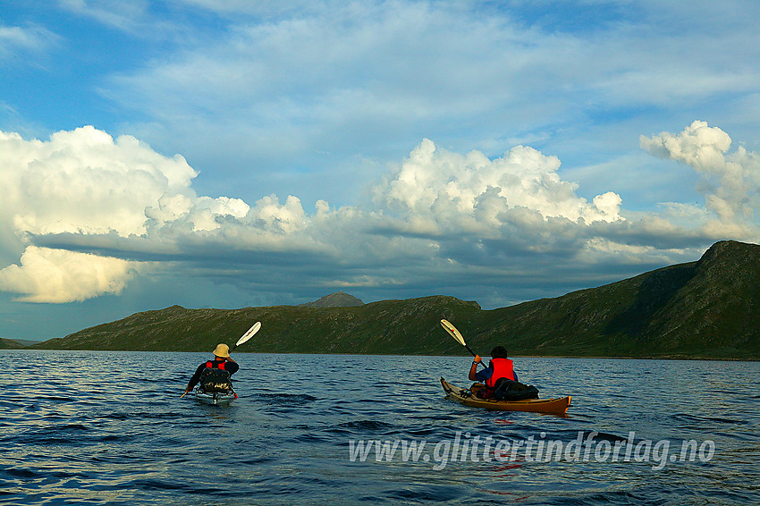 Padling østover mot Bygdissundet en flott sommerkveld. Toppen helt til høyre i bildet er Marabotthornet (1378 moh).