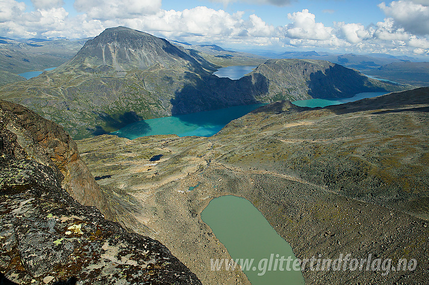 Utsikt fra Eggen (2041 moh) mot Besshøe (2258 moh) og Veslfjellet med Besseggen.