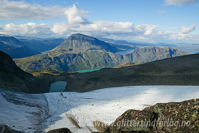 På ryggen mellom Eggen og Høgdebrotet, med breen øst for Eggen i forgrunnen. I bakgrunnen bl.a. Besshøe, Bessvatnet, Besseggen og Veslfjellet.