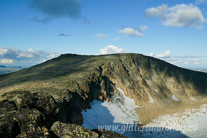 Høgdebrotet (2226 moh) sett fra en mindre topp nordøst for Tjønnholstinden (ca. 2180 moh).