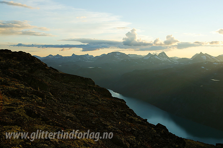 Utpå ryggen vest for Nørdre Tjønnholet med utsikt ned til Gjende og innover i Jotunheimen.