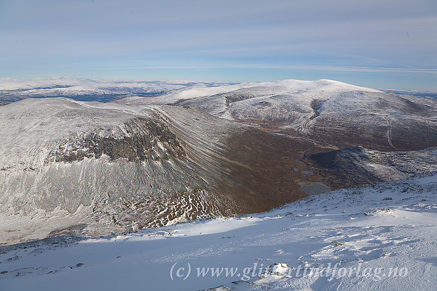 Utsikt fra Lauvhøe mot Einsteinhovde (1841 moh) og Vestre Kvitingskjølen (2060 moh). I det fjerne (til venstre) skimtes 2000m-toppene på Dovrefjell.