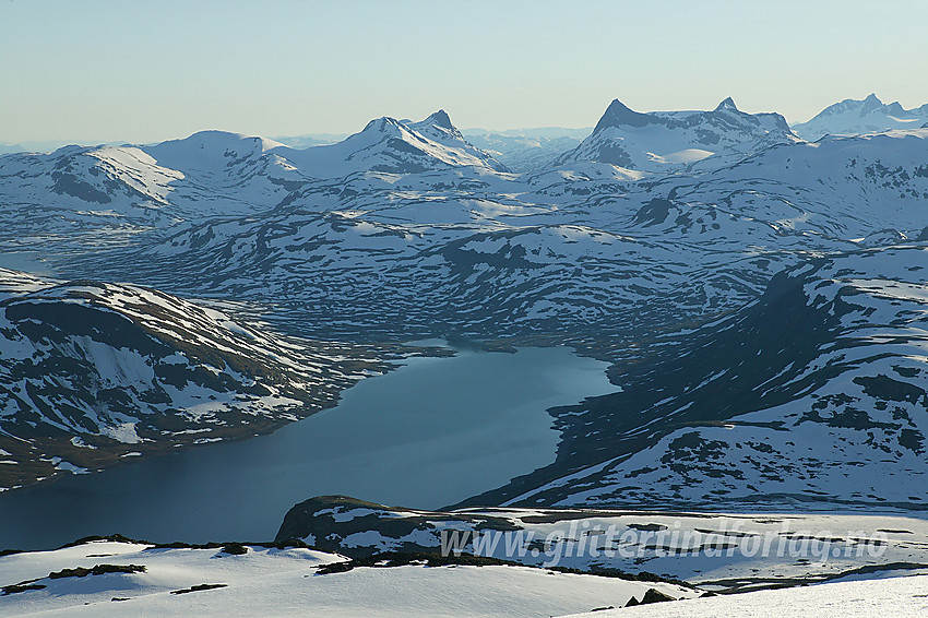 I den siste bakken opp til Galdebergtinden (2075 moh) med nydelig utsikt over Bygdins vestende mot den karakteristiske, flotte portalen som Hjelledalstinden (til venstre) og Falketind (2068 moh, til høyre) danner.