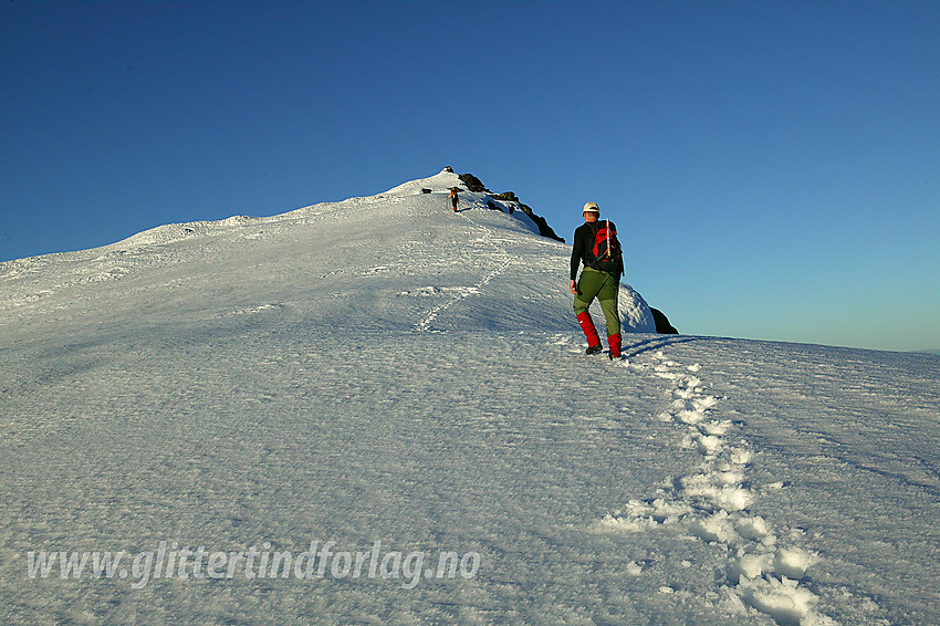 I den siste bakken opp til Galdebergtinden (2075 moh) i kveldinga en nydelig junidag.