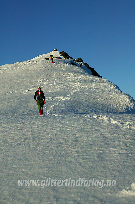 I den siste bakken opp til Galdebergtinden (2075 moh) i kveldinga en nydelig junidag.