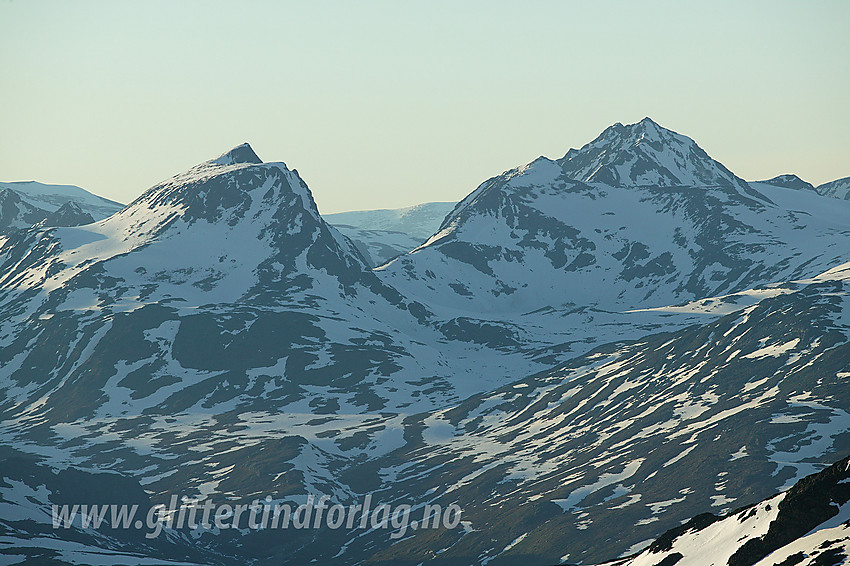 Fra Galdebergtinden (2075 moh) mot Semeltinden (2236 moh, til venstre) og Søre (2189 moh), Nestsøre (2255 moh) og Store Hellstugutinden (2346 moh, til høyre). De to sistnevnte gror nesten sammen, sett gjennom telelinsa.