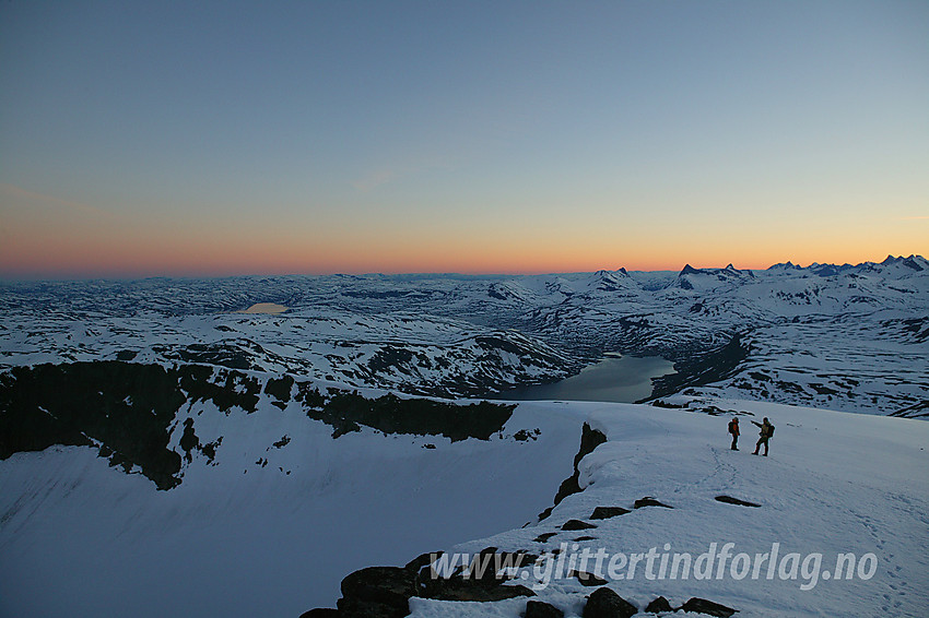 Under nedstingningen fra toppen av Galdebergtinden etter solnedgang med utsikt vestover mot bl.a. Falketind (2068 moh).