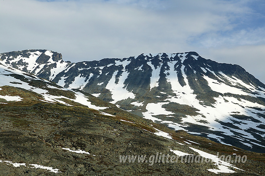 Skagsnebb (2003 moh til høyre) og Bakarste Skagsnebb (2093 moh til venstre) sett fra sør.