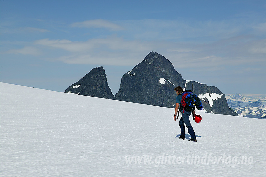 På vei vestover ryggen øst for Sokse med Kniven (2133 moh) og Store Smørstabbtinden (2208 moh) i bakgrunnen.