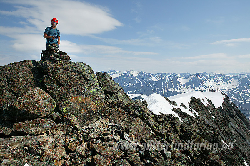 På Sokse Ø1 med utsikt østover inn i Jotunheimen mot bl.a. Bukkehøe og Tverrbottindane.