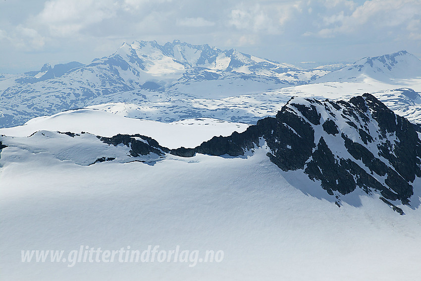 Utsikt sørvestover fra Sokse. Til høyre i forgrunnen ses Skeie (2118 moh) godt.