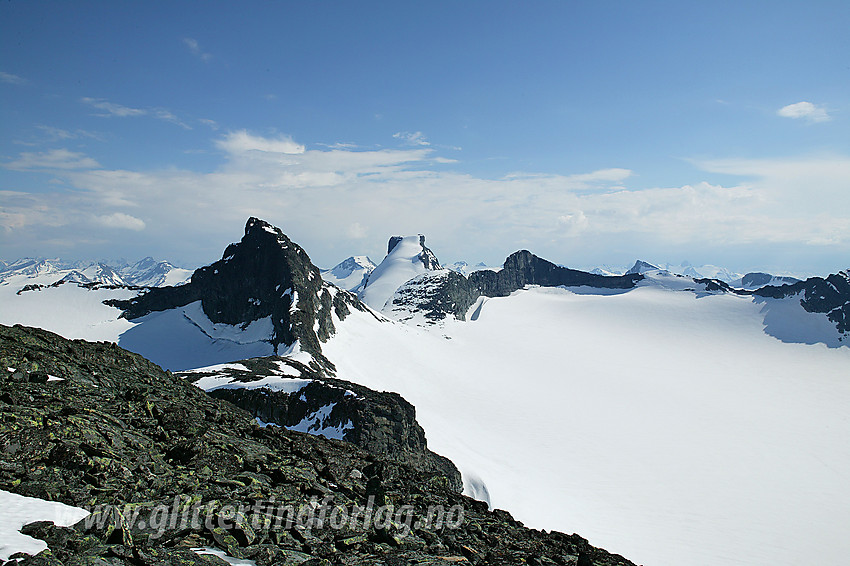 Utsikt i sørlig retning fra Kniven mot bl.a. Sokse (2189 moh), Storebjørn (2222 moh) og Veslebjørn (2150 moh). Til høyre i forgrunnen ses breflata på Leirbrean.