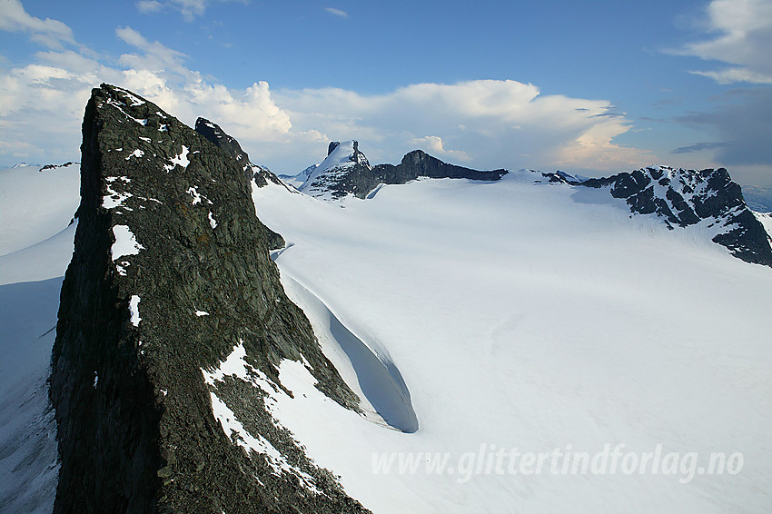 På vei opp til Store Smørstabbtinden fra sør med utsikt sørover til bl.a Kniven (2133 moh), Storebjørn (2222 moh), Veslebjørn (2150 moh) og Skeie (2118 moh).