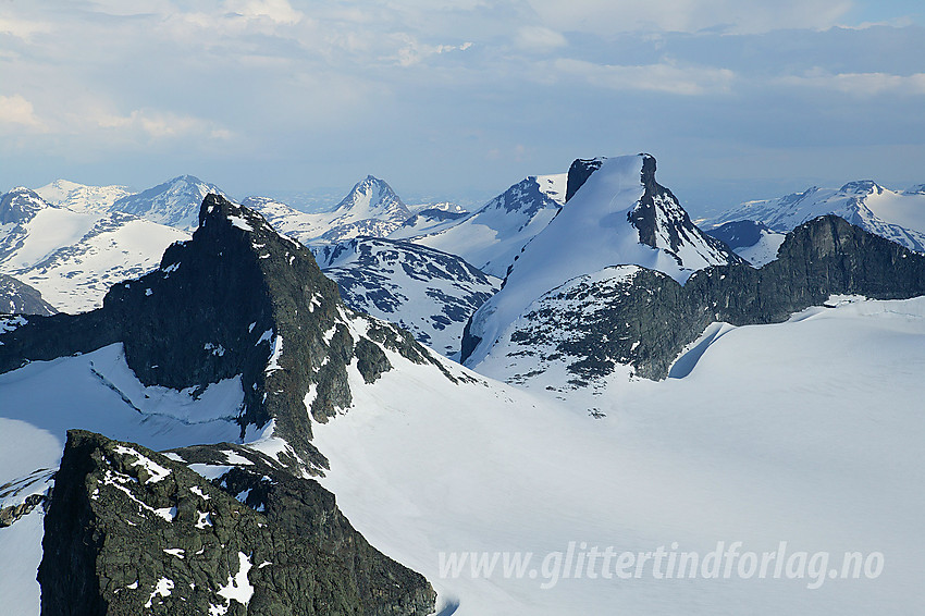 Utsikt sørover fra Store Smørstabbtinden mot Kniven (2133 moh), Sauen (2077 moh), Sokse (2189 moh), Bjørnskardet, Veslebjørn Nord (2110 moh), Storebjørn (2222 moh) og Veslebjørn (2150 moh). I forgrunnen Leirbrean og i bakgrunnen drar man bl.a. kjensel på topper som Snøholstinden (2141 moh) og Mjølkedalstinden (2137 moh).