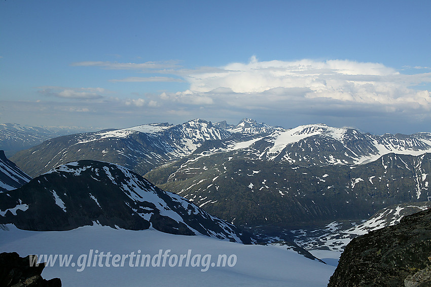 Utsikt fra Store Smørstabbtinden nordøstover mot Storbreahøe (2001 moh). I bakgrunnen ses bl.a. Dumhøe, Skardstinden (2373 moh), Galdhøpiggen (2469 moh) og Bukkehøe (2314 moh).