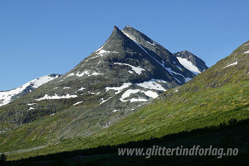 Skagsnebb (2003 moh) tar seg flott ut fra Leirdalen. Tilbaketrukkent litt mot høyre ses Bakarste Skagsnebb (2093 moh).