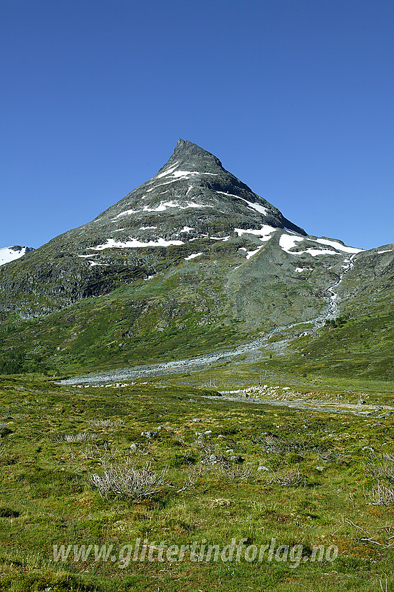 Skagsnebb sett fra Leirdalen. Elva som renner ned i dalen er Hurra. 