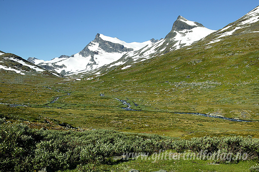 I Leirdalen der Tverrbyttbekken flyter inn i Leira. I bakgrunnen dominerer Storebjørn (2222 moh) og Geite (2002 moh).