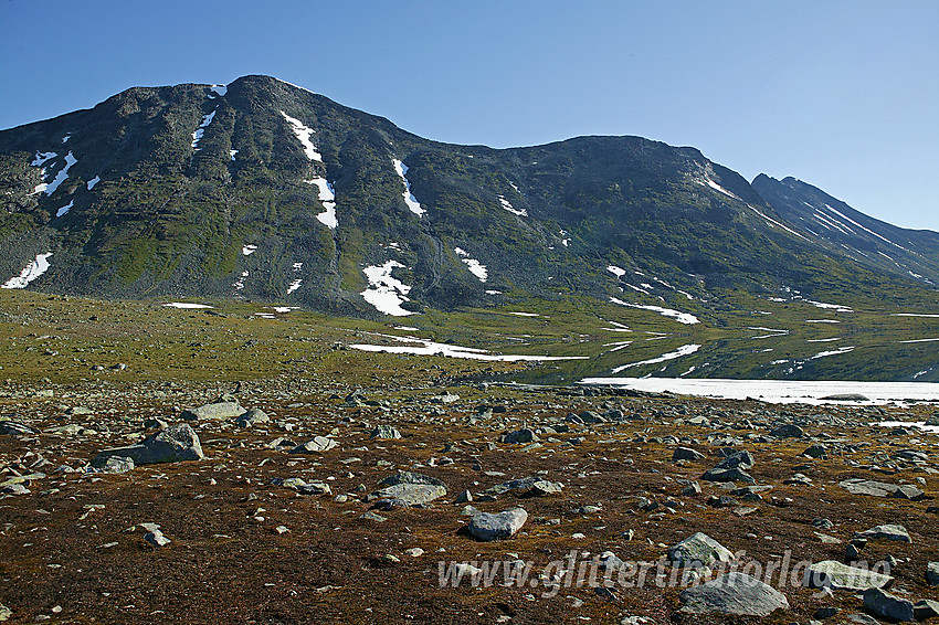 Like ved Leirvassbu mot Midtre (2106 moh) og Søre Tverrbottinden. Bak til høyre ses Tverrbytthornet. En del av Leirvatnet ses også.