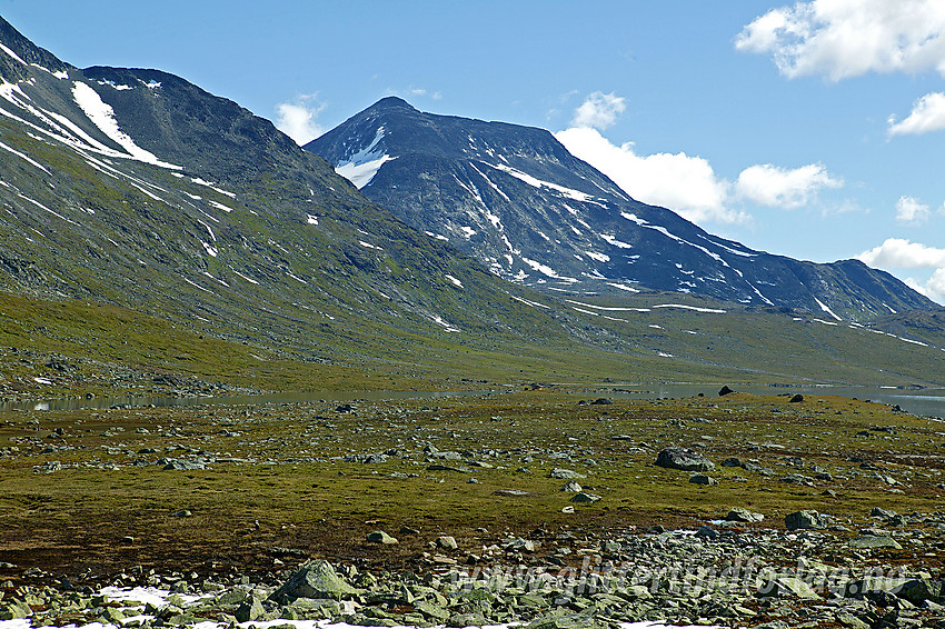 På stien mellom Leirvassbu og Olavsbu, nordvest for Langvatnet med Semeltinden (2236 moh) ruvende i bakgrunnen.