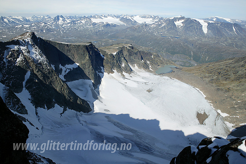 Utsikt fra toppryggen like øst for Tjønnholstinden ned i Nørdre Tjønnholet. Til venstre i bildet ses sekundærtoppen Tjønnholstinden NV2 (2208 moh).