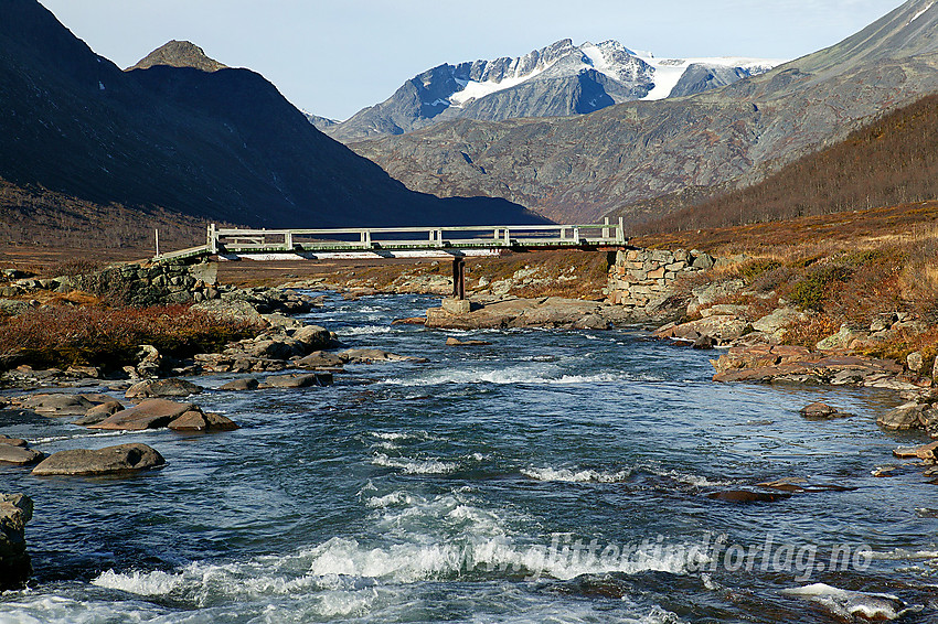 Solid bro over Leirungsåe sørøst for Knutshøe. I bakgrunnen Veslløyfttinden til venstre og Surtningssumassivet (236 moh) i bakgrunnen.