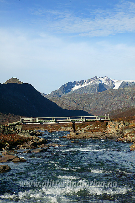 Solid bro over Leirungsåe sørøst for Knutshøe. I bakgrunnen Veslløyfttinden til venstre og Surtningssumassivet (236 moh) i bakgrunnen.
