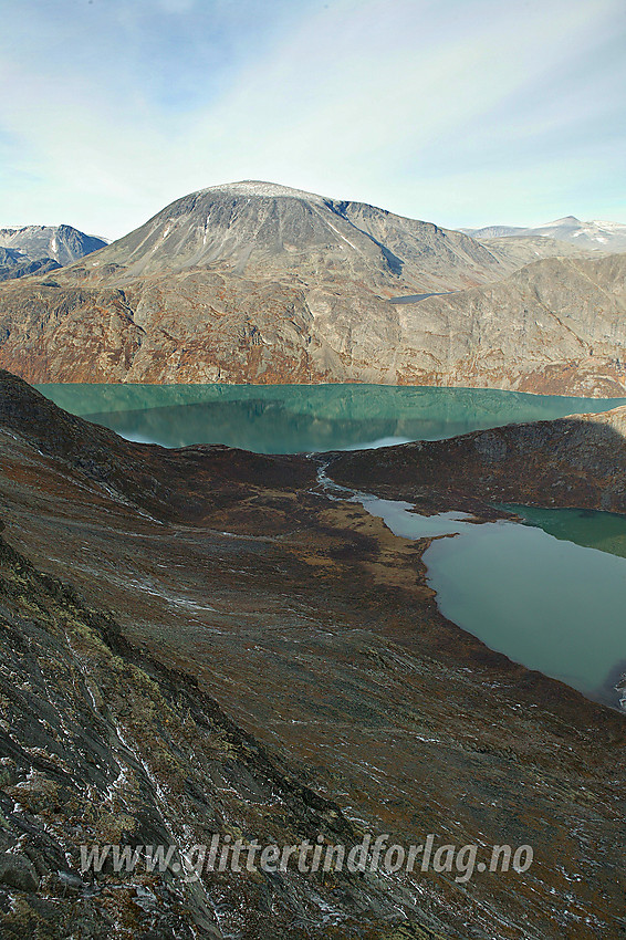 Fra ryggen like øst for Bukkehåmåren mot Øvre Leirungen, Leirungsåe, Gjende og Besshøe (2258 moh).