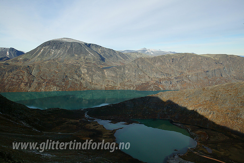 Fra ryggen like øst for Bukkehåmåren mot Øvre Leirungen, Leirungsåe, Gjende, Besshøe (2258 moh), Besseggen og Veslfjellet (1743 moh).