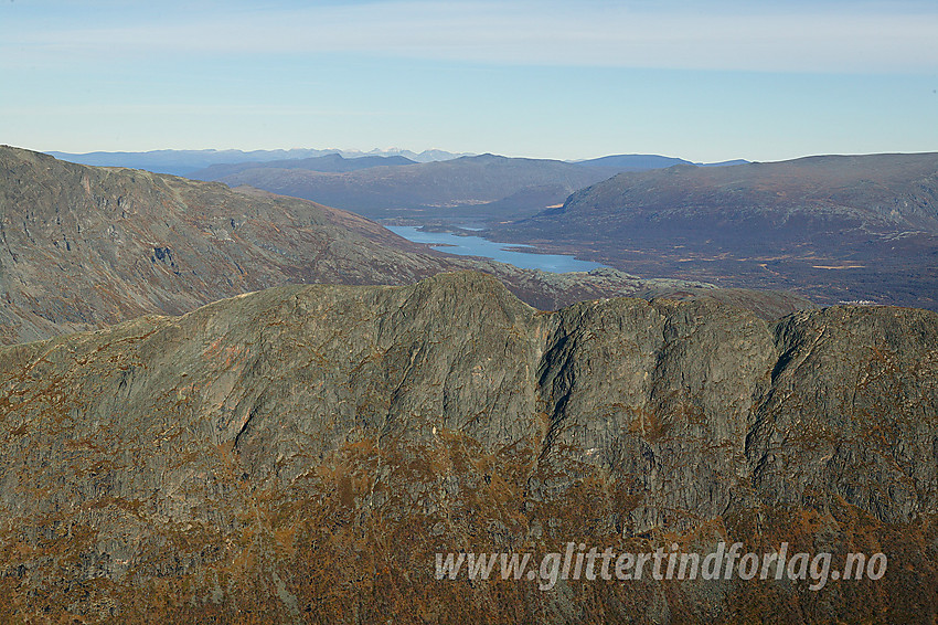 Utsikt fra ryggen like øst for Bukkehåmåren mot Knutshøe (1517 moh) og videre nedover Sjodalen med Øvre Sjodalsvatnet. I det fjerne kvitner Rondane til mot himmelranda.