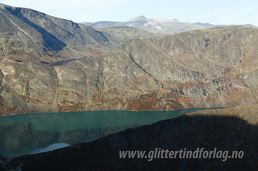 Utsikt fra Bukkehåmåren mot Gjende, Bandet, Besseggen og Veslfjellet. I bakgrunnen ses Nautgardstindmassivet.