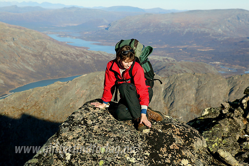 Pause på en steinblokk ut mot nordstupet, like øst for toppen på Bukkehåmåren. I bakgrunnen bl.a. Sjodalen og Sjodalsvatna.