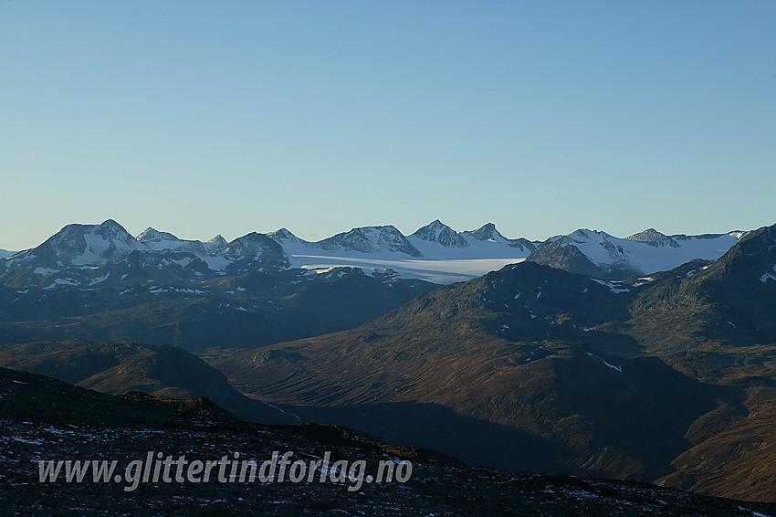 Utsikt fra Bukkehåmåren mot Memurudalen, Semeltinden, Hinnåtefjellet, Hellstugutindane og noen av Memurutindane, for å nevne noe.