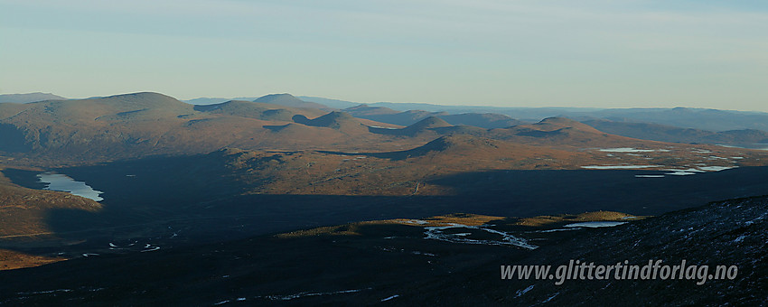 Utsikt fra Kvassryggen sørøstover mot Øvre Heimdalsvatnet, Gråhøe og Valdresflye en høstkveld.