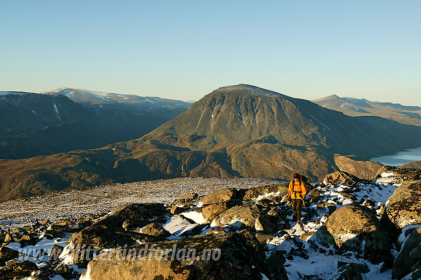 Rett nord for Kvassryggen med utsikt til Glittertinden (2258 moh). Bak til venstre ses Glittertinden (2464 moh) og bak til høyre ses Nautgardstinden (2258 moh) og Bessvatnet.