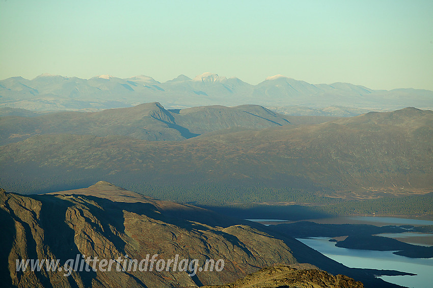 Utsikt i nordøstlig retning fra Kvassryggen mot Sjodalen, Sjugurdsjøpiggen og helt til Rondane.