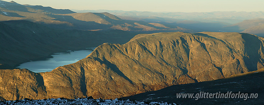 Fra Kvassryggen en vakker høstkveld mot Bandet, Besseggen og Veslfjellet (1743 moh).