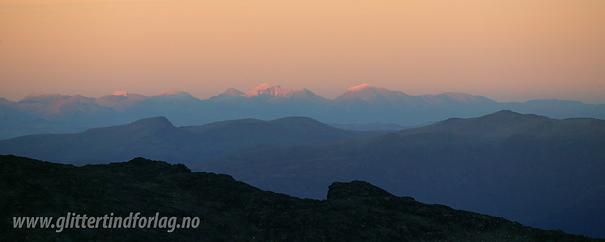 Like nedenfor Kvassryggen med utsikt til Rondane i solnedgang, nesten som et Soria Moria eventyrslott.