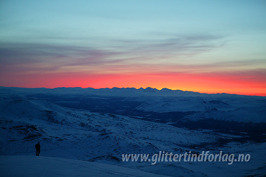 Morgenrøde over Rondane sett fra Besshøe en aprilmorgen.