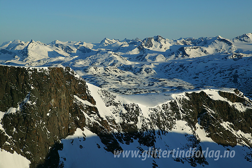 Utsikt vest til nordvestover fra ryggen mellom Høgdebrotet og Tjønnholstinden. De milde morgenlyset lager et flott bilde av Jotunheimens "toppete" topografi.