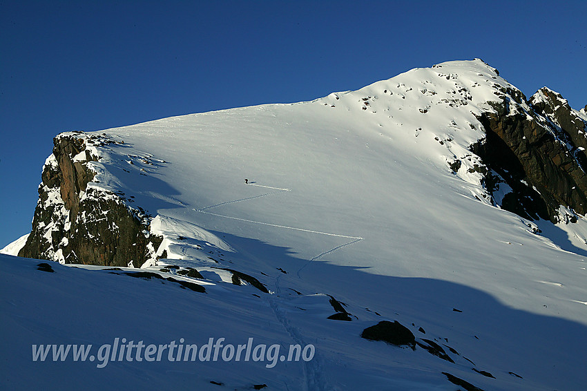 På vei opp en bratt snøbakke en tidlig maimorgen. Snøbakken ligger på nordsiden av Steinflytindens østskulder, og vi er på vei til nettopp Steinflytinden.