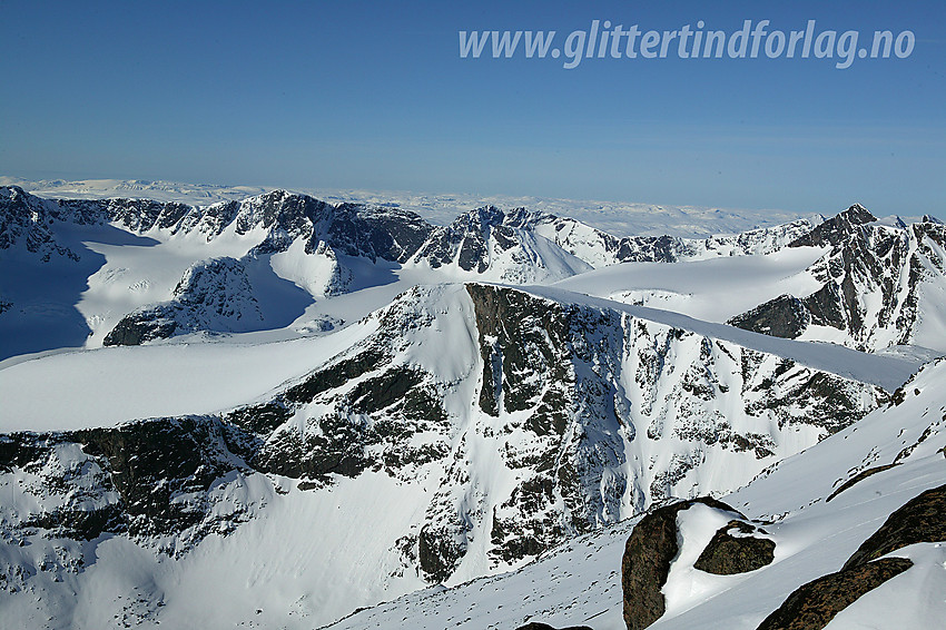 Utsikt i sørvestlig retning fra Steinflytinden mot Tjønnholsoksle (2145 moh) og Kalvehøgde (2208 moh), for å nevne noe.