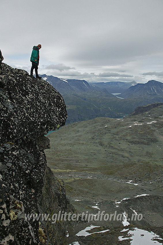 På "panna" til "Trollgubben" på Nørdre Skarvflytinden (2073 moh). I bakgrunnen ser man mot Surtningssue, Nautgardstinden og Besshøe.