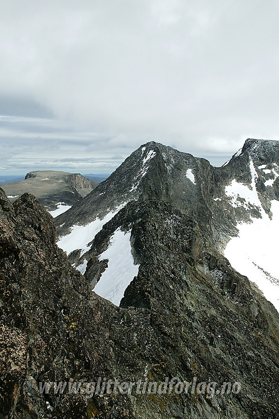Utsikt sørover fra Midtre Skarvflydinen mot bl.a. Søre Skarvflytinden (2210 moh) og Skarvflyløyfttinden (2250 moh).