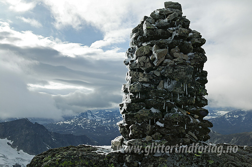 Varden på Austre Leirungstinden (2280 moh) en hustrig sommerkveld.