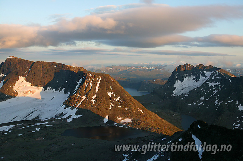 Kveldsstemning sett fra ryggen like øst for Vestre Leirungstinden. Til venstre er Vestre Kalvehøgde (2208 moh), mens Torfinnstindane (2120 moh) ruver bak til høyre. Litt mer anonymisert, midt i bildet, er Leirungskampen (2079 moh).