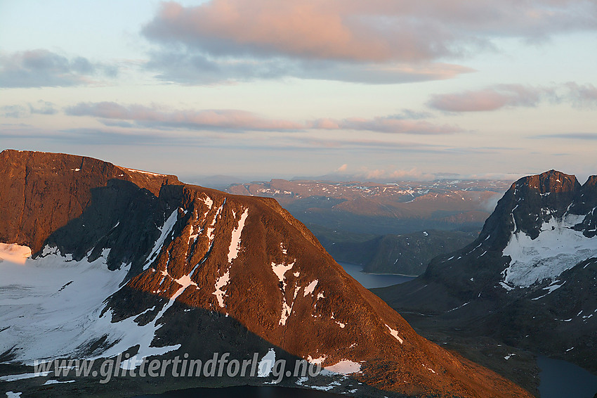 Fra Midtre Leirungstinden i sørlig retning mot Leirungskampen ved solnedgang.