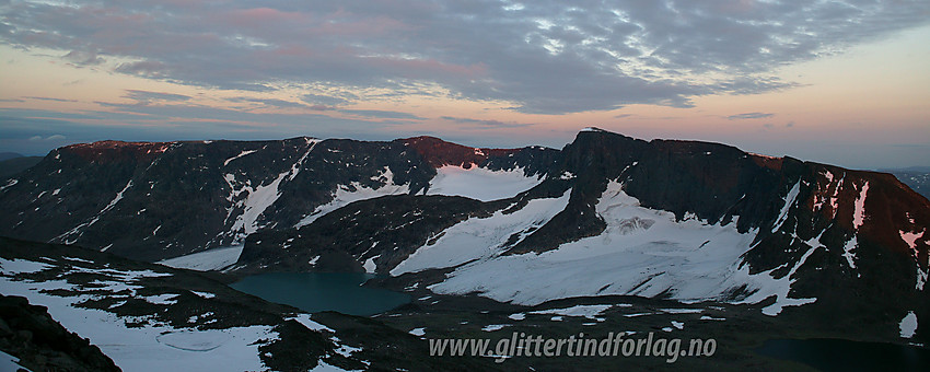 Øvre del av Leirungsdalen med Leirungstjønnen og Leirungsbrean. Som bakteppe den mektige nordveggen på Kalvehøgde (2208 moh).