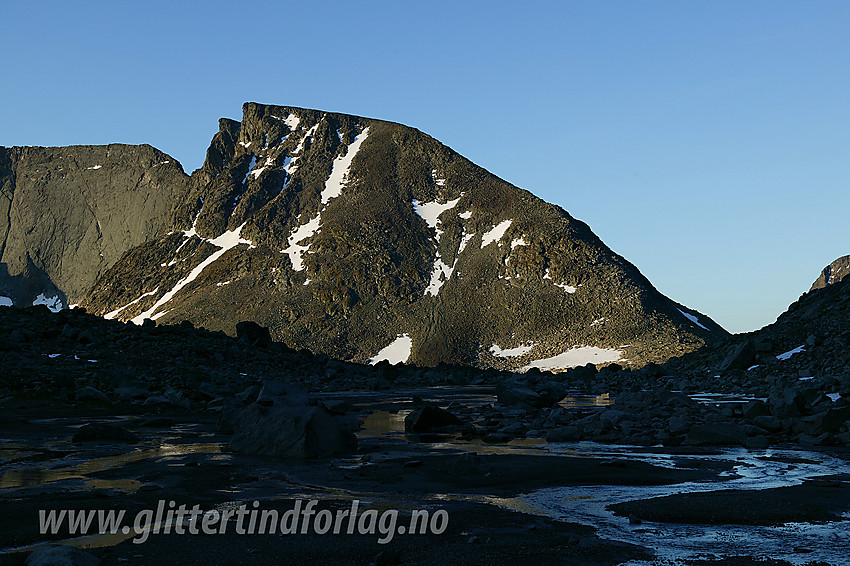 Ved smeltevannsbekken fra den vesle breen sør for Vestre Leirungstinden. Morgensola har ikke funnet veien hit, men på sørsiden av Svartdalsbandet ligger Leirungskampen (2079 moh) badet i sol.